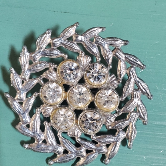 None Jewelry - Vintage Circular Brooch